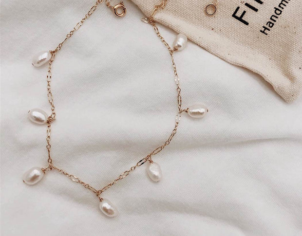 Short Chain Pearl Dangling Necklace