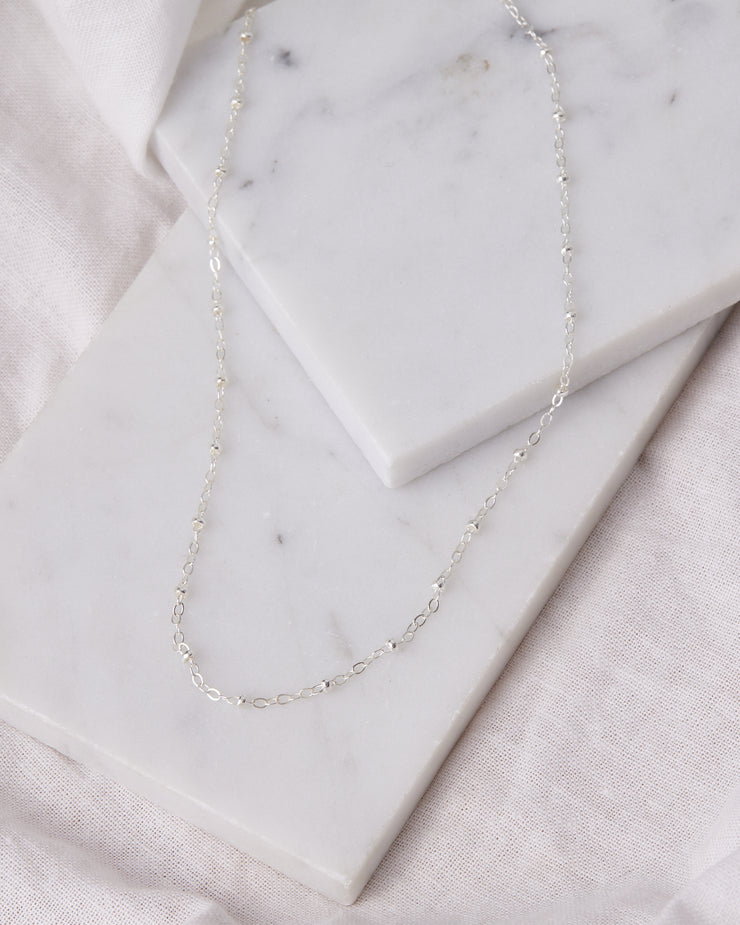 White gold on sale short chain necklace