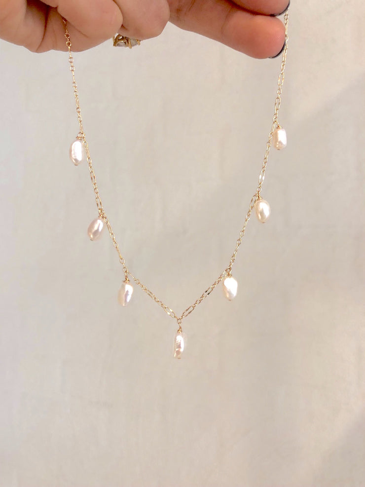 Short Chain Pearl Dangling Necklace