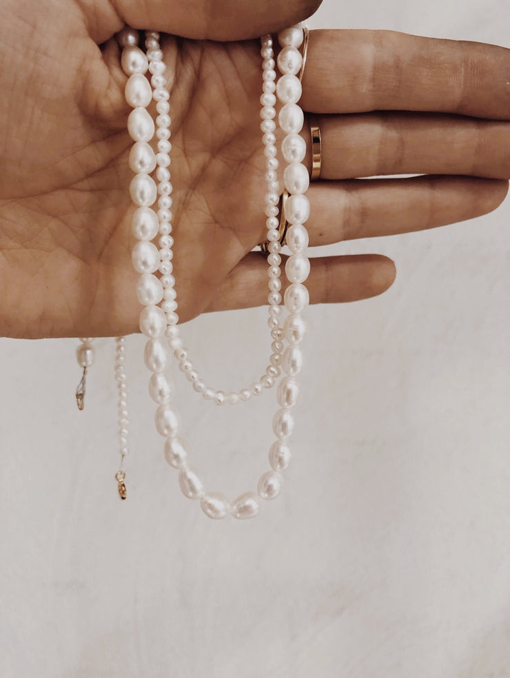 THE MEDIUM PEARL SHORT NECKLACE